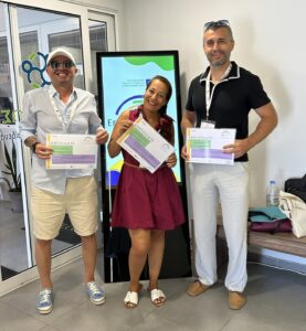 Георги Пеев, Христина Николова и Стефан Кинов със сертификатите за завършен курс на обучението