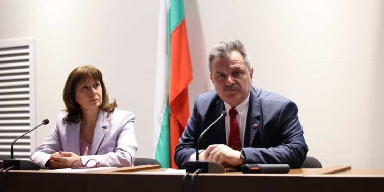 Омбудсманът Велислава Делчева и председателят на Комисията за прякото участие на гражданите и взаимодействието с гражданското общество д-р Александър Симидчиев